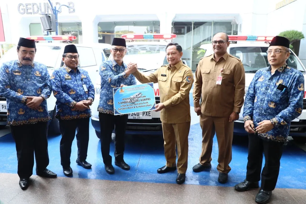Apresiasi Safrizal ZA: DPN KORPRI Hibahkan Ambulans untuk Tiga Kabupaten Aceh