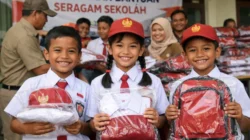 Bantuan Seragam Gratis untuk 43 Siswa SDN Kuala Pembuang II Ringankan Beban Orang Tua