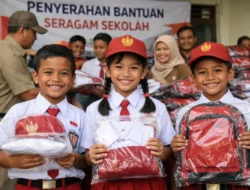 Bantuan Seragam Gratis untuk 43 Siswa SDN Kuala Pembuang II Ringankan Beban Orang Tua