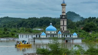 Bendungan Karian Surut Imbas Kemarau, Jejak 2 Kampung Tenggelam Muncul Kembali | Sapa Malam [titlebase]