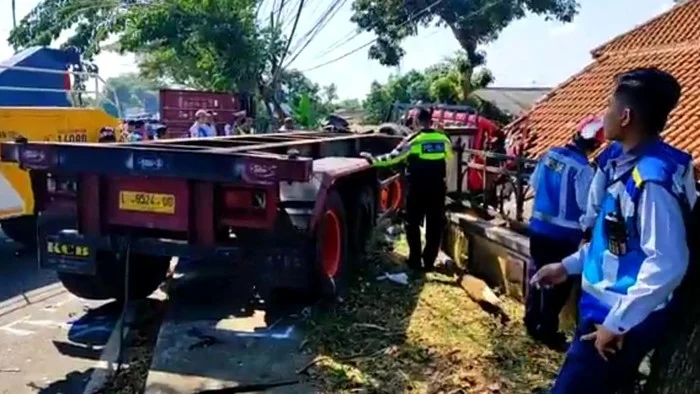 Detik-Detik Kecelakaan Maut di Pasuruan: Truk Rem Blong Tabrak Kendaraan dan Rumah, 4 Tewas