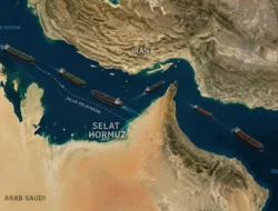 Dramatis! 3 Kapal Tanker Meledak saat Mencoba Melintasi Selat Hormuz yang Penuh Ranjau