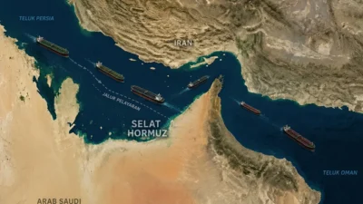Dramatis! 3 Kapal Tanker Meledak saat Mencoba Melintasi Selat Hormuz yang Penuh Ranjau