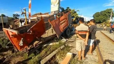 Fatal! Petugas Palang Pintu Ketiduran, Truk Nyaris Diterjang KA Brantas di Kediri