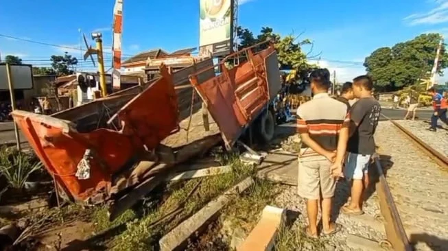 Fatal! Petugas Palang Pintu Ketiduran, Truk Nyaris Diterjang KA Brantas di Kediri