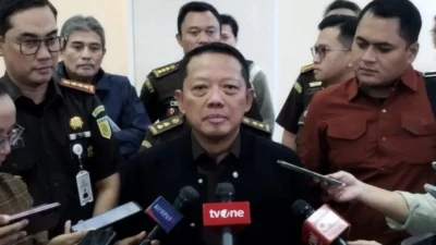 Hasto Kritik Perbedaan Perlakuan Hukum: Kasus Raja Juli vs Febrie Adriansyah Jadi Sorotan