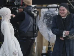 Johnny Depp Tampil Nyaris Tak Dikenali sebagai Scrooge dalam Trailer Perdana Film Ebenezer: Kejutan di Comic-Con