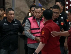 Kecewa Penanganan Kasus Eks Jampidsus Febrie, Mahasiswa Demo Bawa Rompi Pink dan Borgol ke Kejagung
