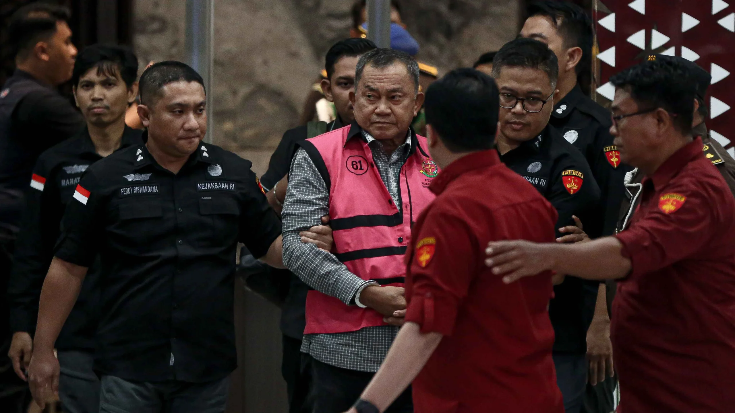 Kecewa Penanganan Kasus Eks Jampidsus Febrie, Mahasiswa Demo Bawa Rompi Pink dan Borgol ke Kejagung