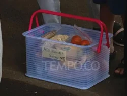 Keluarga Jenguk Febrie Adriansyah di Rutan Merah Putih KPK, Bawa Kiriman Makanan