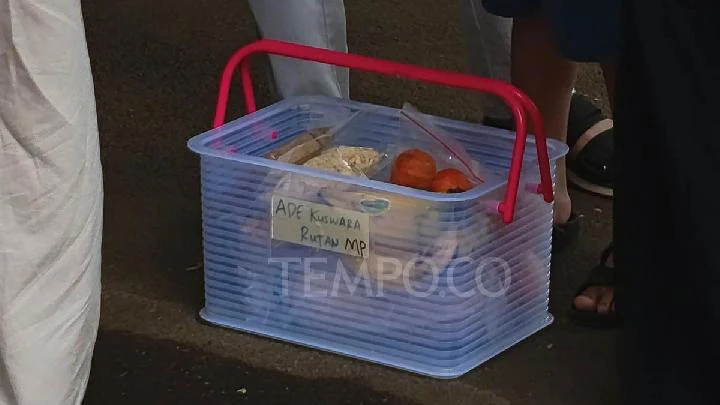 Keluarga Jenguk Febrie Adriansyah di Rutan Merah Putih KPK, Bawa Kiriman Makanan