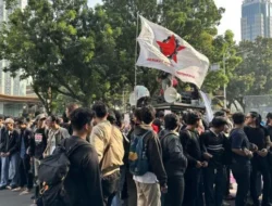 Mahasiswa Gelar Aksi Teatrikal Ikat Tangan dan Tutup Mata, Kritik Represi Aparat di Patung Kuda