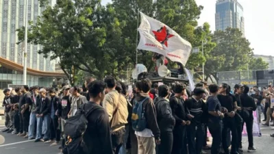 Mahasiswa Gelar Aksi Teatrikal Ikat Tangan dan Tutup Mata, Kritik Represi Aparat di Patung Kuda