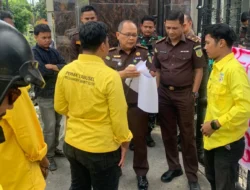 Massa Geruduk Kejati Sumbar, Tuntut Kajati Dicopot gegara Penjemputan Paksa Peserta Aksi