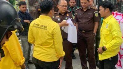 Massa Geruduk Kejati Sumbar, Tuntut Kajati Dicopot gegara Penjemputan Paksa Peserta Aksi