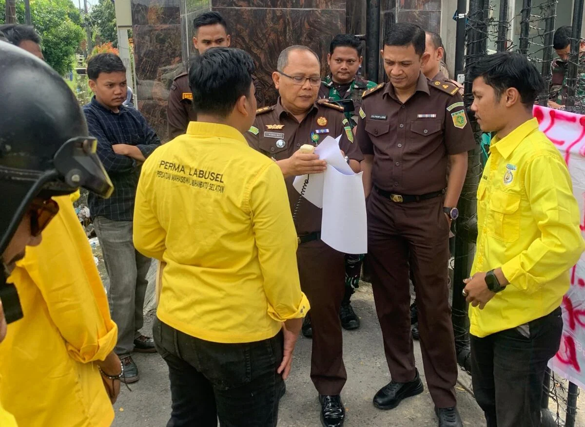 Massa Geruduk Kejati Sumbar, Tuntut Kajati Dicopot gegara Penjemputan Paksa Peserta Aksi