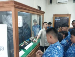 Mengenal Sejarah Islam Gresik: Siswa SD Muhammadiyah 1 Kebomas Belajar di Museum Sunan Giri