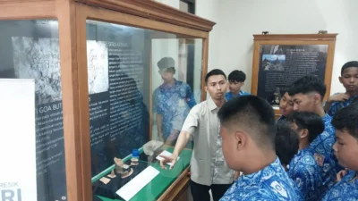 Mengenal Sejarah Islam Gresik: Siswa SD Muhammadiyah 1 Kebomas Belajar di Museum Sunan Giri
