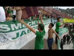 Momen Emosional 8 Tahun: SMeCK Hooligan Hadiahi Bonek Kain Ulos di Laga Persebaya vs PSMS