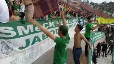 Momen Emosional 8 Tahun: SMeCK Hooligan Hadiahi Bonek Kain Ulos di Laga Persebaya vs PSMS
