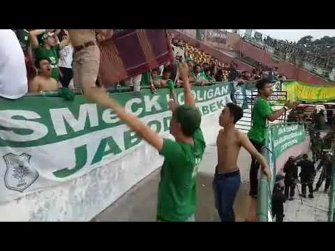 Momen Emosional 8 Tahun: SMeCK Hooligan Hadiahi Bonek Kain Ulos di Laga Persebaya vs PSMS