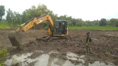 Normalisasi Sungai Kesongo oleh TMMD 129 Bojonegoro: Wujud Sinergi TNI dan Masyarakat