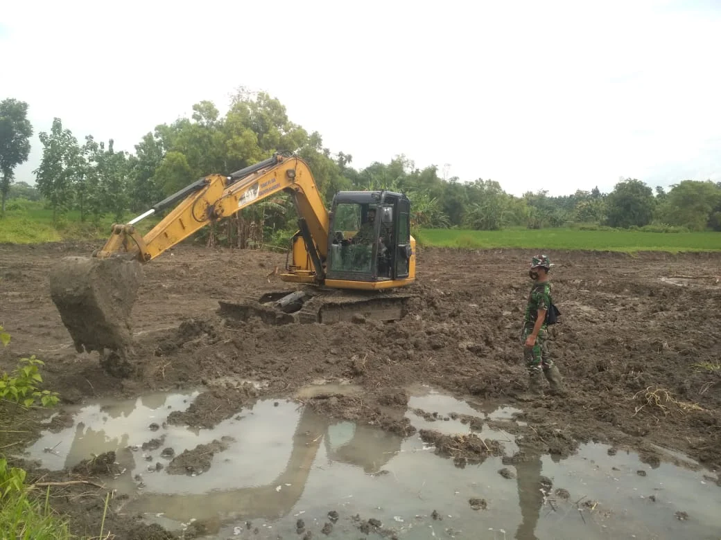 Normalisasi Sungai Kesongo oleh TMMD 129 Bojonegoro: Wujud Sinergi TNI dan Masyarakat