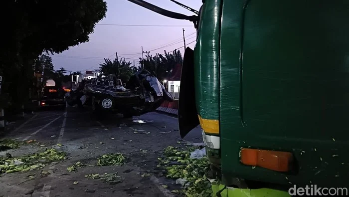 Rem Mendadak di Jalur Selatan Probolinggo: Tiga Kendaraan Tabrakan Beruntun, Sempat Macet Parah