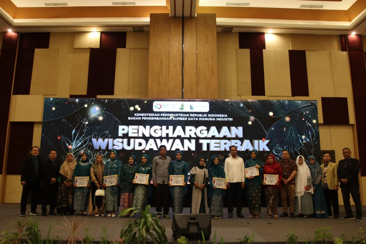 SMK-SMTI Makassar Wisuda 202 Alumni dan Tandatangani MoU dengan Perusahaan Mitra