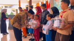 Tekan Angka Putus Sekolah, Pemkab Seruyan Bagikan Ribuan Paket Seragam Gratis untuk Siswa Baru