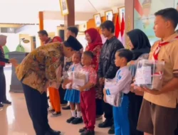 Tekan Angka Putus Sekolah, Pemkab Seruyan Bagikan Ribuan Paket Seragam Gratis untuk Siswa Baru