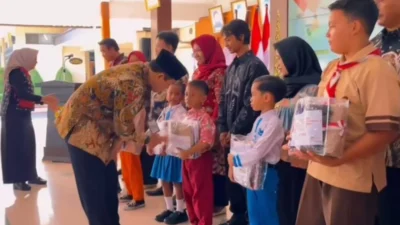 Tekan Angka Putus Sekolah, Pemkab Seruyan Bagikan Ribuan Paket Seragam Gratis untuk Siswa Baru