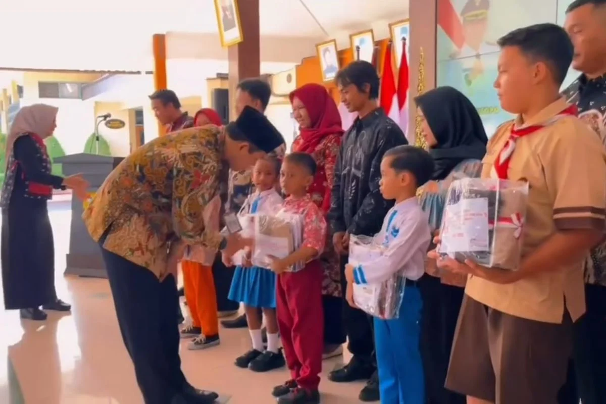 Tekan Angka Putus Sekolah, Pemkab Seruyan Bagikan Ribuan Paket Seragam Gratis untuk Siswa Baru