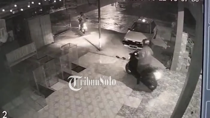Viral CCTV Aksi Maling Jemuran di Teras Rumah Palembang, Nasib Pria Berhelm Putih Ini Terungkap