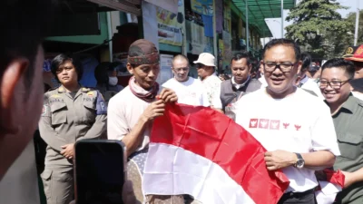 Tukang Cukur Menolak Pasang Bendera Merah Putih, Bupati Bogor dan Ganjar Pranowo Bereaksi