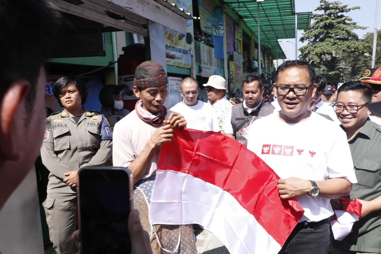 Tukang Cukur Menolak Pasang Bendera Merah Putih, Bupati Bogor dan Ganjar Pranowo Bereaksi