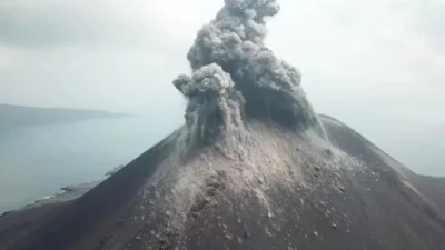 Ancaman di Balik Pesona: Pulau Anak Krakatau Masih Siaga, Aktivitas Vulkanik dan Pelanggaran Wisatawan Mengkhawatirkan