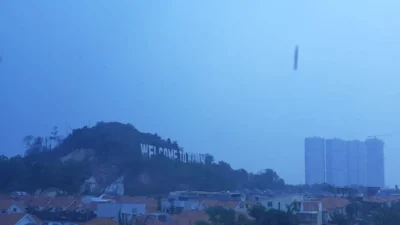 Batam Terjepit: Kabut Asap Ganggu Penerbangan, Warga Protes Data Center, dan Kekerasan Pekerja