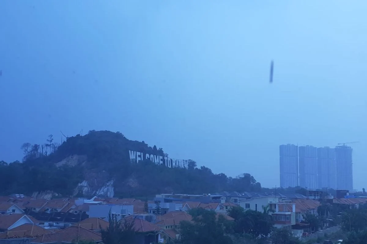 Batam Terjepit: Kabut Asap Ganggu Penerbangan, Warga Protes Data Center, dan Kekerasan Pekerja