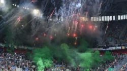 Derby Panas Bundesliga 2: Hannover 96 Kutuk Keras Ulah Fans, Api dan Roket Warnai Kekalahan