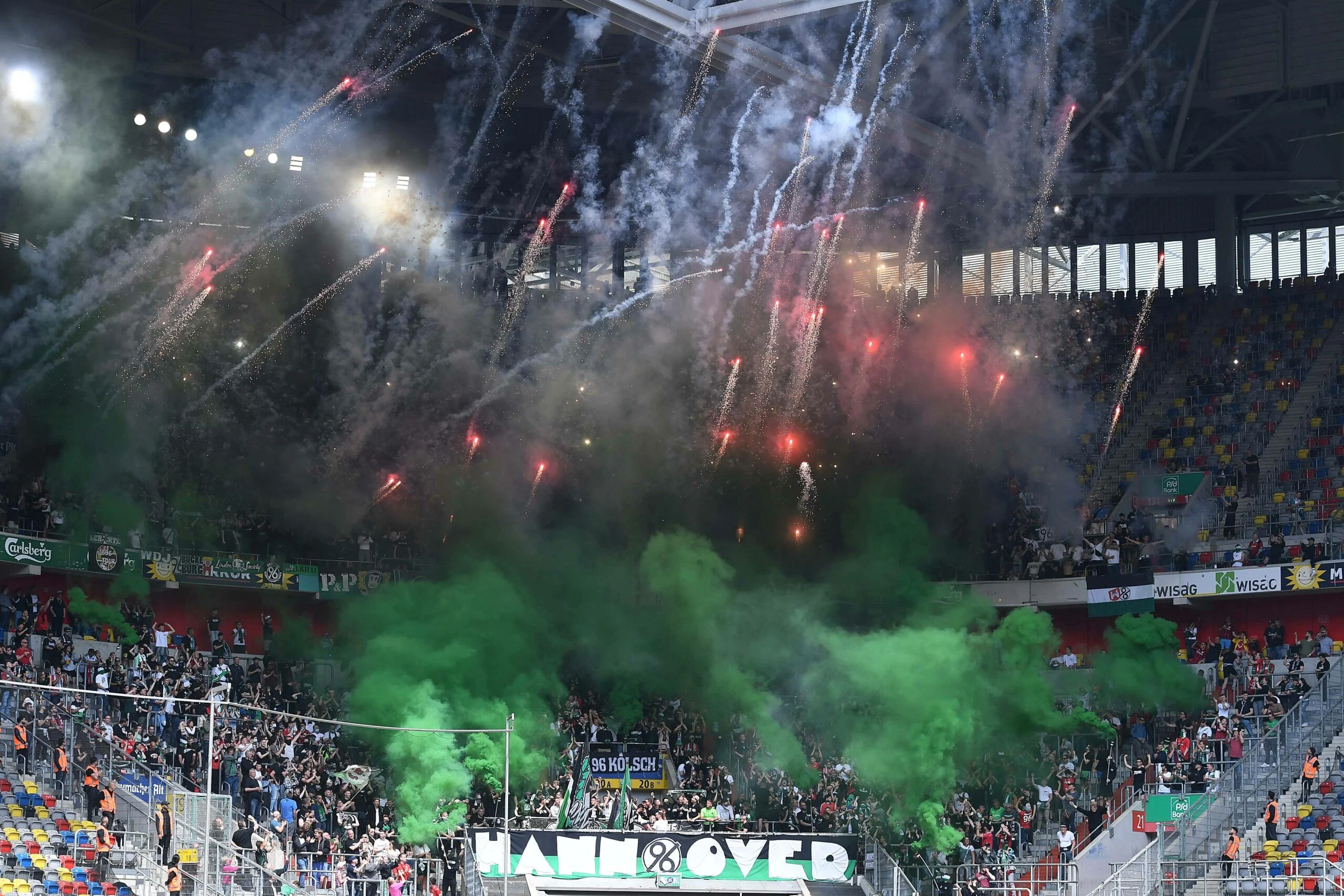 Derby Panas Bundesliga 2: Hannover 96 Kutuk Keras Ulah Fans, Api dan Roket Warnai Kekalahan