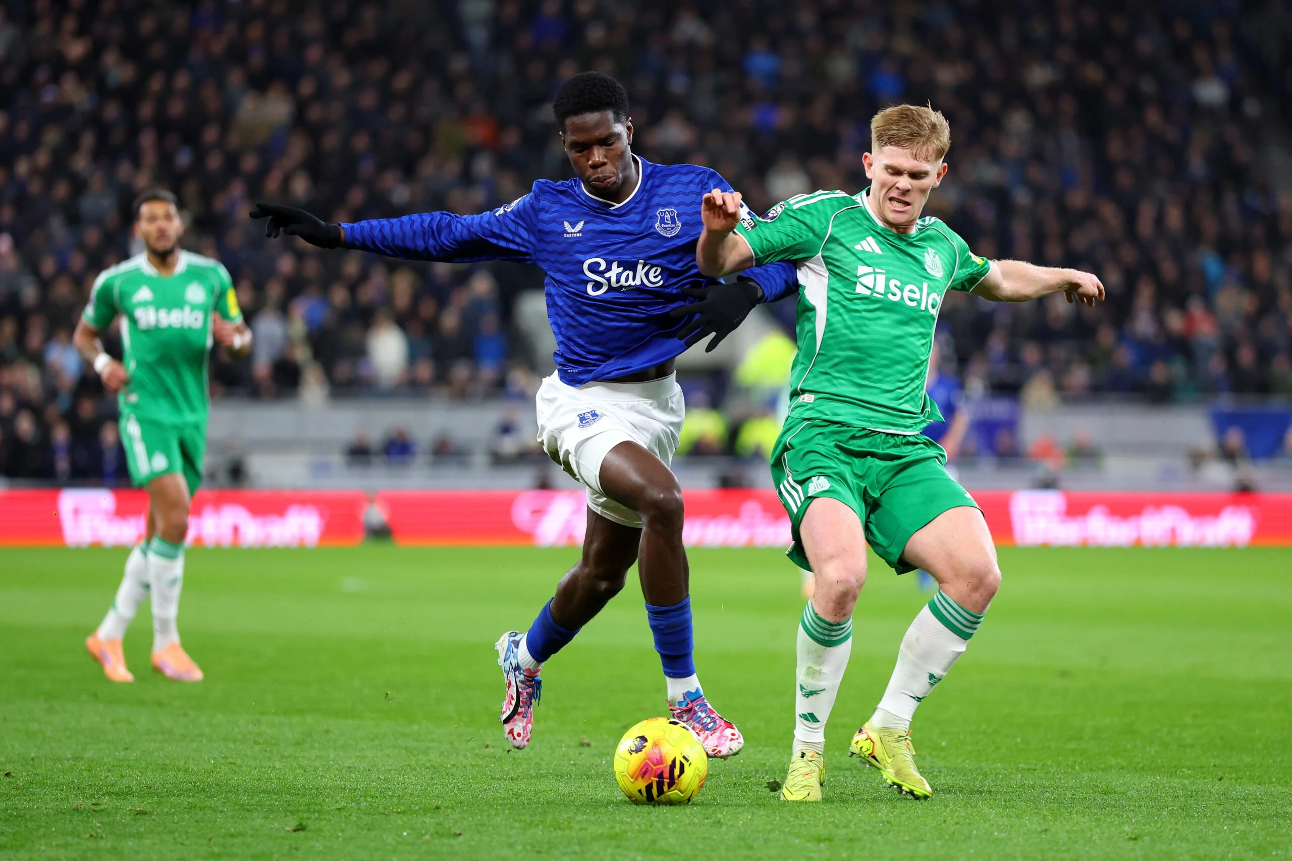Everton vs Newcastle: Kemenangan Bersejarah yang Ternoda, Rumah Striker Thierno Barry Dibobol Maling