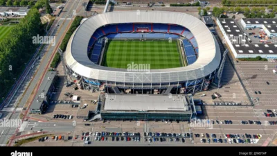 Feyenoord vs Como: Kemenangan Dramatis 3-2 di De Kuip, Fabregas Akui Kehebatan Tuan Rumah