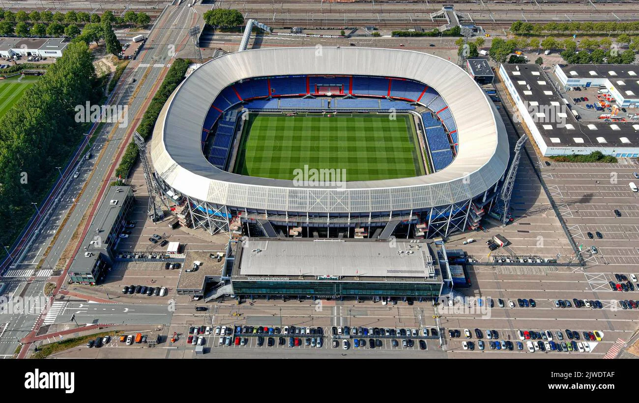 Feyenoord vs Como: Kemenangan Dramatis 3-2 di De Kuip, Fabregas Akui Kehebatan Tuan Rumah
