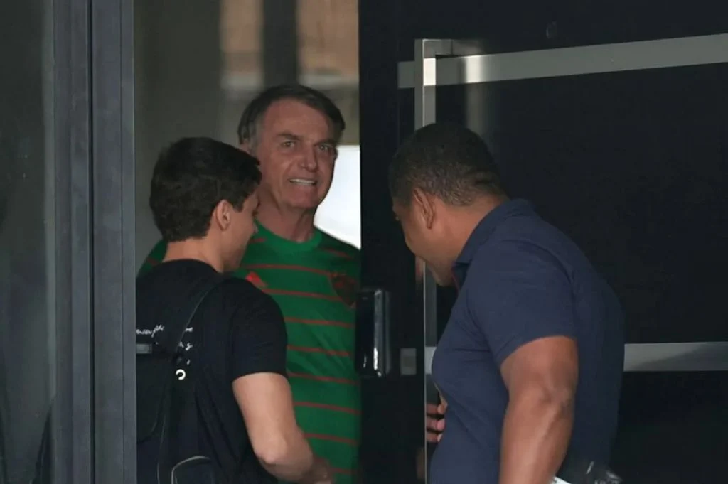Flávio Bolsonaro Kabur ke Miami Usai Kalah Pilpres, Warisi Kontroversi Ayahnya