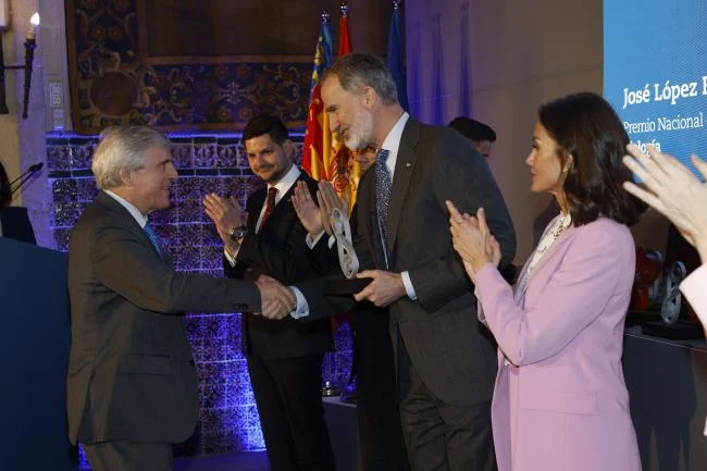 José Manuel López Barneo Raih Penghargaan Prestisius di Sevilla