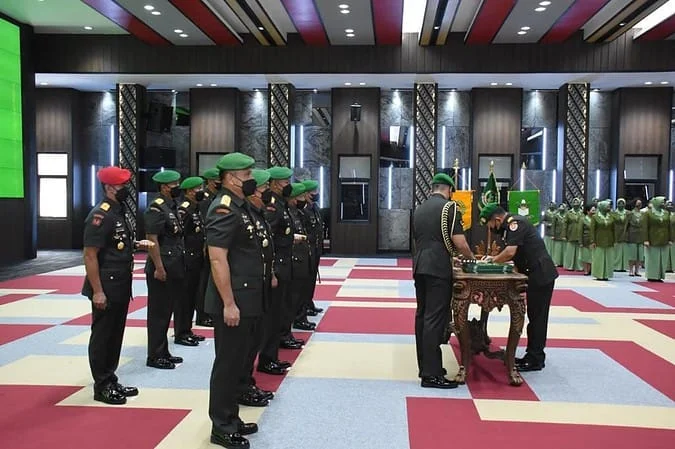 Letjen Iwan Setiawan Resmi Jabat Pangkostrad, Eks Danjen Kopassus Penakluk Everest