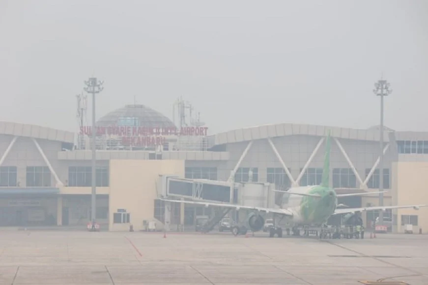 Meski Kabut Asap Pekanbaru, Bandara Internasional Sultan Syarif Kasim II Tetap Beroperasi Normal
