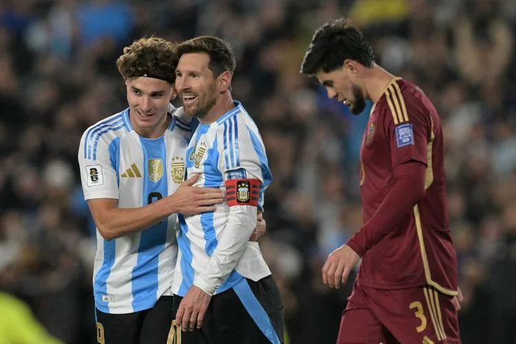 Perpisahan Megah: Lionel Messi Pensiun dari Timnas Argentina, Cristiano Ronaldo Beri Penghormatan Emosional