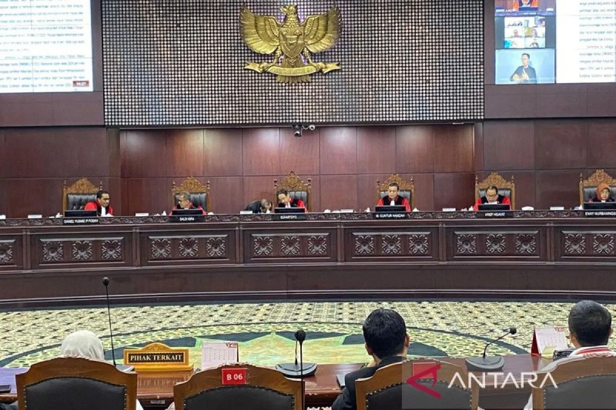 Polemik Ijazah Gibran Memanas: Denny Indrayana Desak Sikap Presiden, Golkar Tolak Pansus